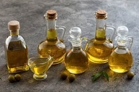 装满橄榄油的各种容器。高分辨率照片。装满橄榄油的各种容器。高品质的照片