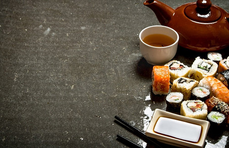 日本料理。面包卷和寿司配酱油和花草茶。面包卷和寿司加花草茶。