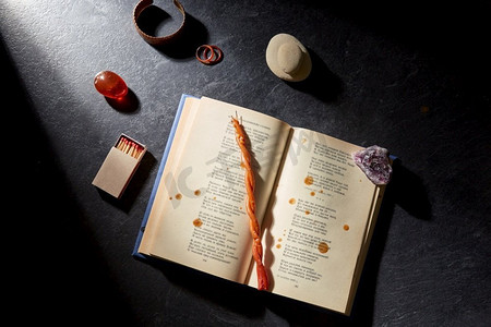 神秘科学和超自然概念—魔法书，蜡烛，火柴和宝石仪式。魔法书、蜡烛、火柴和宝石