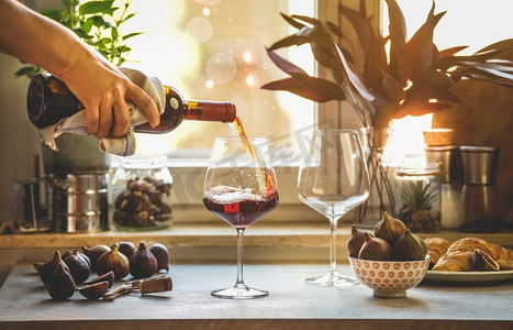 酒红色背景图摄影照片_ 红葡萄酒，瓶，两个