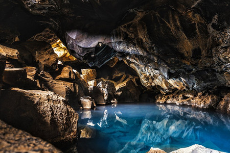 Grjotagja熔岩洞穴，靠近冰岛北部Myvatn。