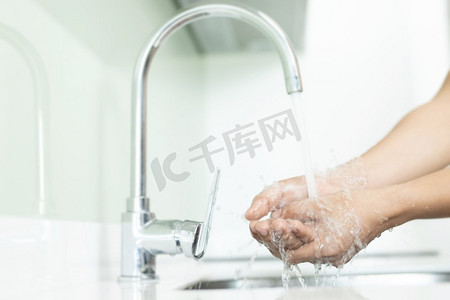 水槽洗手摄影照片_洗手。用水在水龙头、厨房水槽下洗手，清洁污垢、细菌和病毒，以保持卫生。医疗保健理念。
