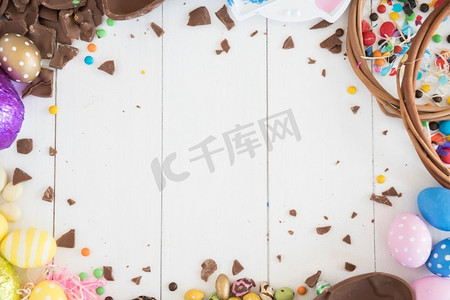 复活节照片摄影照片_复活节巧克力蛋配糖果木桌子。高分辨率照片。复活节巧克力蛋配糖果木桌子。高品质的照片