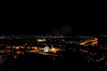 高层成市摄影照片_基辅的夜景从高处发光