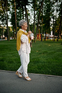 老女性摄影照片_ 老，女人，老人，公园