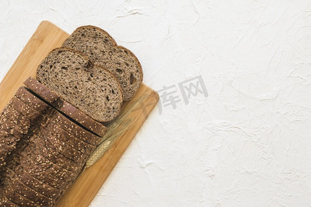小麦切面包分辨率和高质量的美丽照片。小麦切面包高品质和分辨率美丽的照片概念