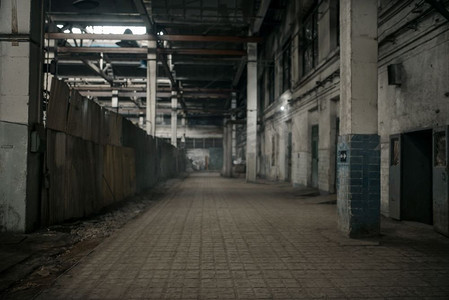 废弃的工厂走廊，肮脏的内部，没有人。破旧的工业建筑，空荡荡的工业厂房