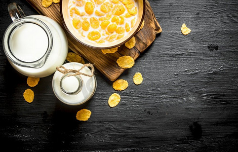 健康食品。加牛奶的玉米片放在木板上。在木板上加牛奶的玉米片。