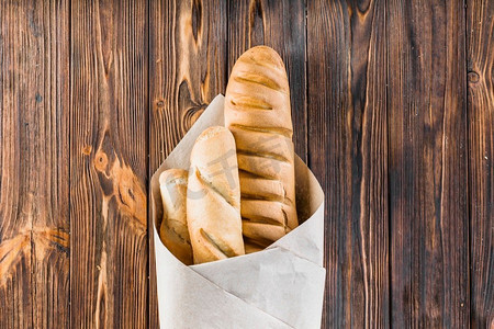长棍面包包装的纸木背景。高分辨率照片。长棍面包包装的纸木背景。高品质的照片