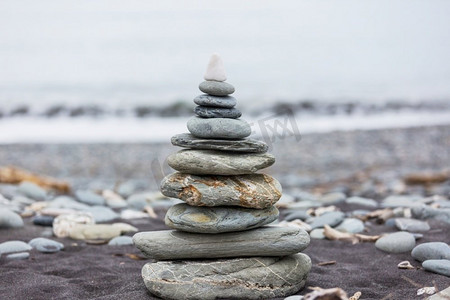 温泉石摄影照片_鹅卵石海滩和灰色温泉石