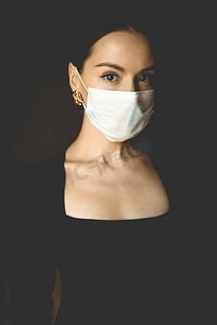 戴着医用口罩的年轻漂亮女士的生活写真。呆在家里。冠状病毒。隔离。世界冠状病毒大流行