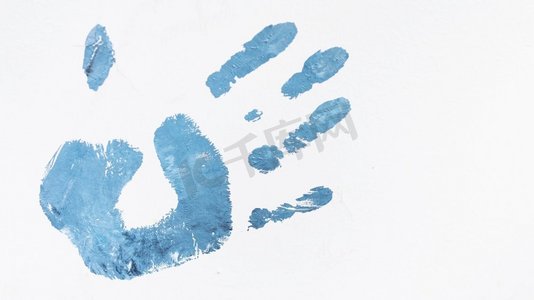 孩子的手图标摄影照片_丙烯酸蓝色人的手掌打印孤立的白色背景