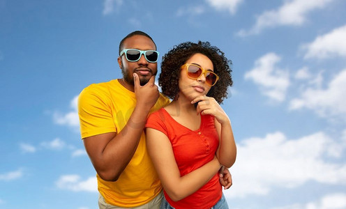 人，配件和夏季概念—太阳镜的非洲裔美国夫妇思考在灰色背景非洲夫妇在太阳镜思考