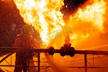 喷火gif摄影照片_爆炸、管道、石油、火焰