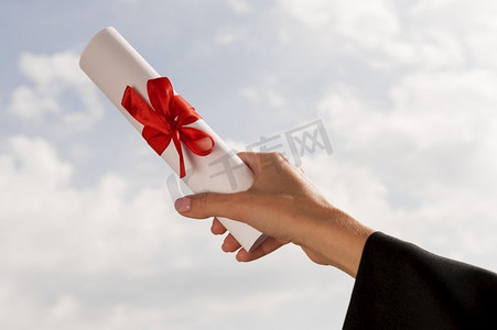 手握缎带蝴蝶结证书高分辨率照片。手握缎带蝴蝶结证书高品质的照片