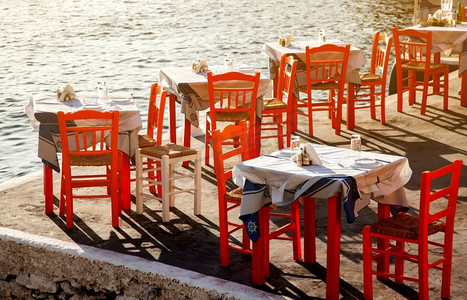 传统希腊餐厅餐桌夏季假期概念