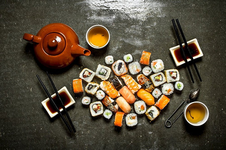 日本料理。卷和寿司配酱油和凉茶..面包卷和寿司配凉茶。