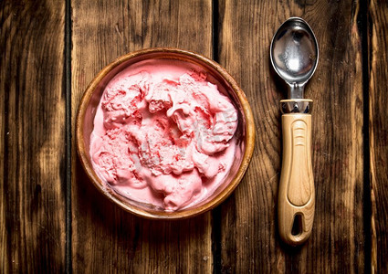甜乌藨子冰淇淋用勺子。在一张木桌上。甜乌藨子冰淇淋用勺子。