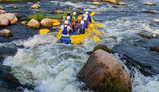 水上乐园展架摄影照片_漂流队，夏季极限水上运动