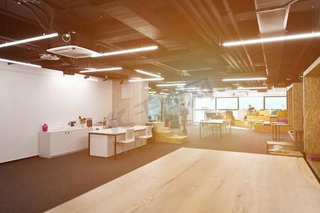 年轻的软件开发人员享受在现代阳光明媚的开放式办公室放松区休息