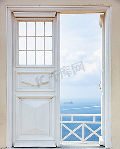 白色的门打开蓝色的大海