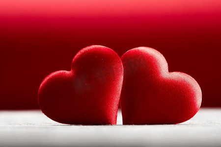 红丝飘带摄影照片_情人节在木背景，爱概念的两个红丝心。’情人节心在木头