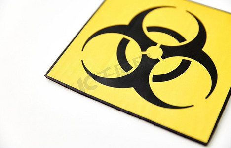 科学，有毒和流行病概念—近摄生物危害警告标志在白色背景。生物危害警告标志在白色背景