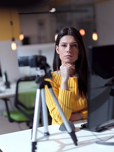 商务女性在现代开放空间合作办公室举行在线会议，作为影响者制作播客或教程视频