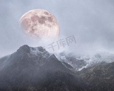 月球山脉摄影照片_美丽的数字合成图像超级月亮以上山脉给予非常超现实幻想外观戏剧性的风景图像