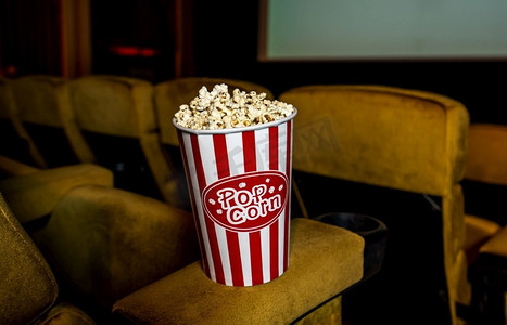 一排黄色座位与爆米花椅子在电影院