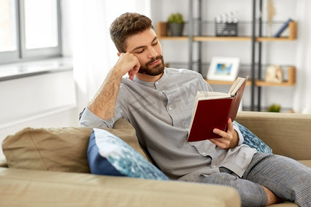 人与休闲的概念--人在家中读书。男人在家看书