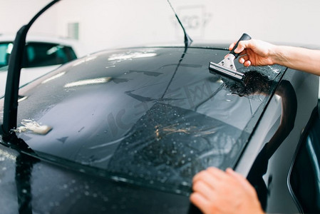男专业人员熟悉车窗、汽车着色膜安装工艺、安装程序。专业工作，汽车着色膜安装