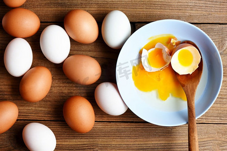 鸡蛋和鸭蛋采自天然农产品，木质健康饮食理念，新鲜碎蛋黄