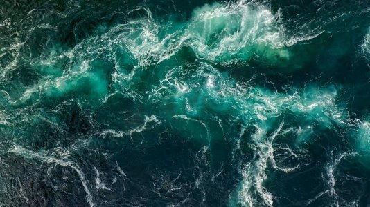 涨潮和退潮时，江水和大海的水波相遇。挪威诺德兰萨尔特斯特鲁门大漩涡