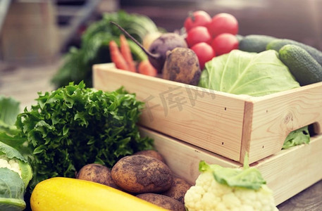 收获、食物和农业概念-农场蔬菜特写。农场里的蔬菜特写