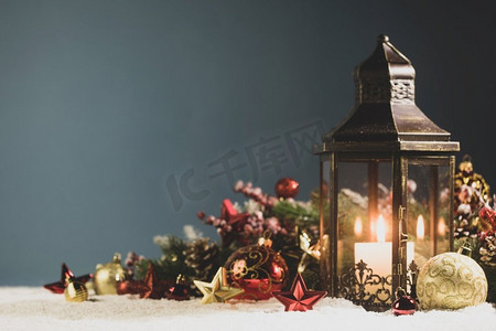 发光的圣诞灯笼和装饰冷杉树枝和小玩意儿在雪。圣诞灯笼和装饰在雪