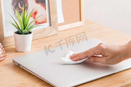 高角度手消毒笔记本电脑桌。漂亮的照片。高角度手消毒笔记本电脑桌