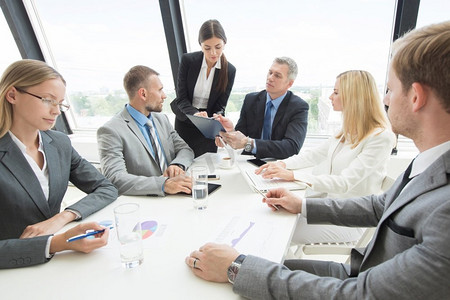 在办公室开会的商务人员团队讨论财务文件和统计数据.商务洽谈会议