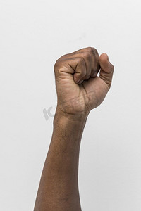 拳头背景摄影照片_黑人男子举起拳头