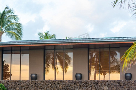 豪华物业摄影照片_热带岛屿上的豪华海滨别墅