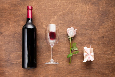 浪漫的安排与葡萄酒。高分辨率照片。浪漫的安排与葡萄酒。高品质的照片