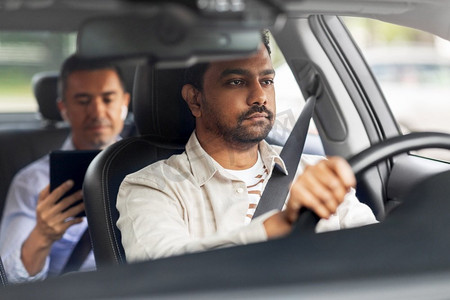运输、车辆和人的概念—印度男性司机驾驶汽车与乘客。印度男性司机驾驶汽车与乘客
