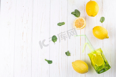 柠檬鲜艳的吸管玻璃。高分辨率照片。柠檬鲜艳的吸管玻璃。高质量照片