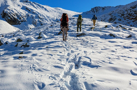 冬季山区的徒步旅行者