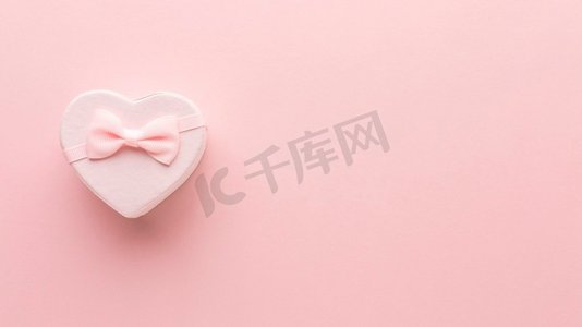 心形玫瑰花瓣摄影照片_平卧粉红色心形礼物。高分辨率照片。平卧粉红色心形礼物。高品质的照片