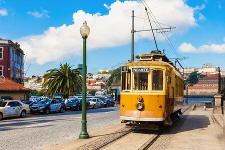 波尔图，葡萄牙—7月02日：历史有轨电车在街上7月02日，2014在波尔图，葡萄牙