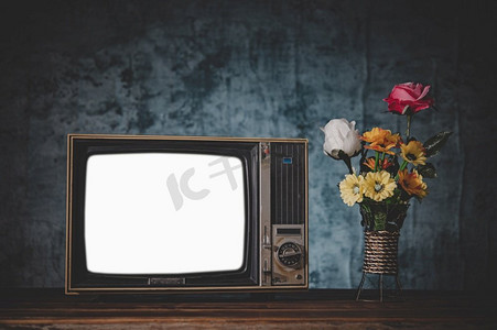 红色金色珠花摄影照片_老复古电视这是花瓶的静物。’