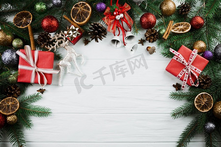 圣诞树枝与鹿和礼物盒