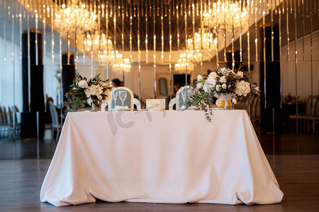 宴会厅摄影照片_餐厅宴会厅的新婚夫妇主席团装修得很好