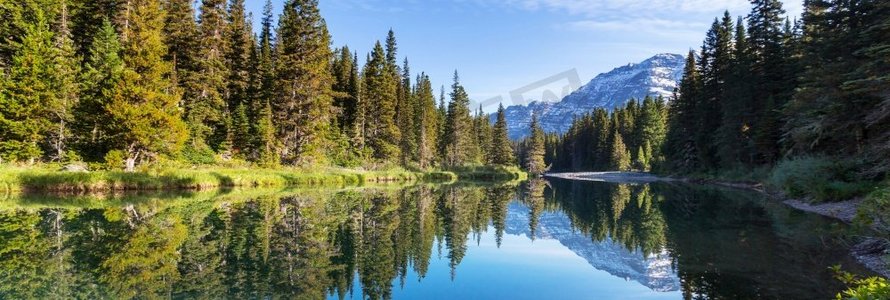 美国蒙大拿州冰川国家公园的风景如画的岩石山峰。美丽的自然景观。